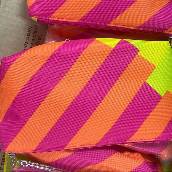 Clinique Donald x 6 pc Gift Set soap/remover/moisture surge/liner/lipstick - Picture 2 of 3